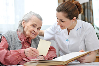 24 Stunden Altenpflege mit älterer Frau - B³ beraten - betreuen - begleiten